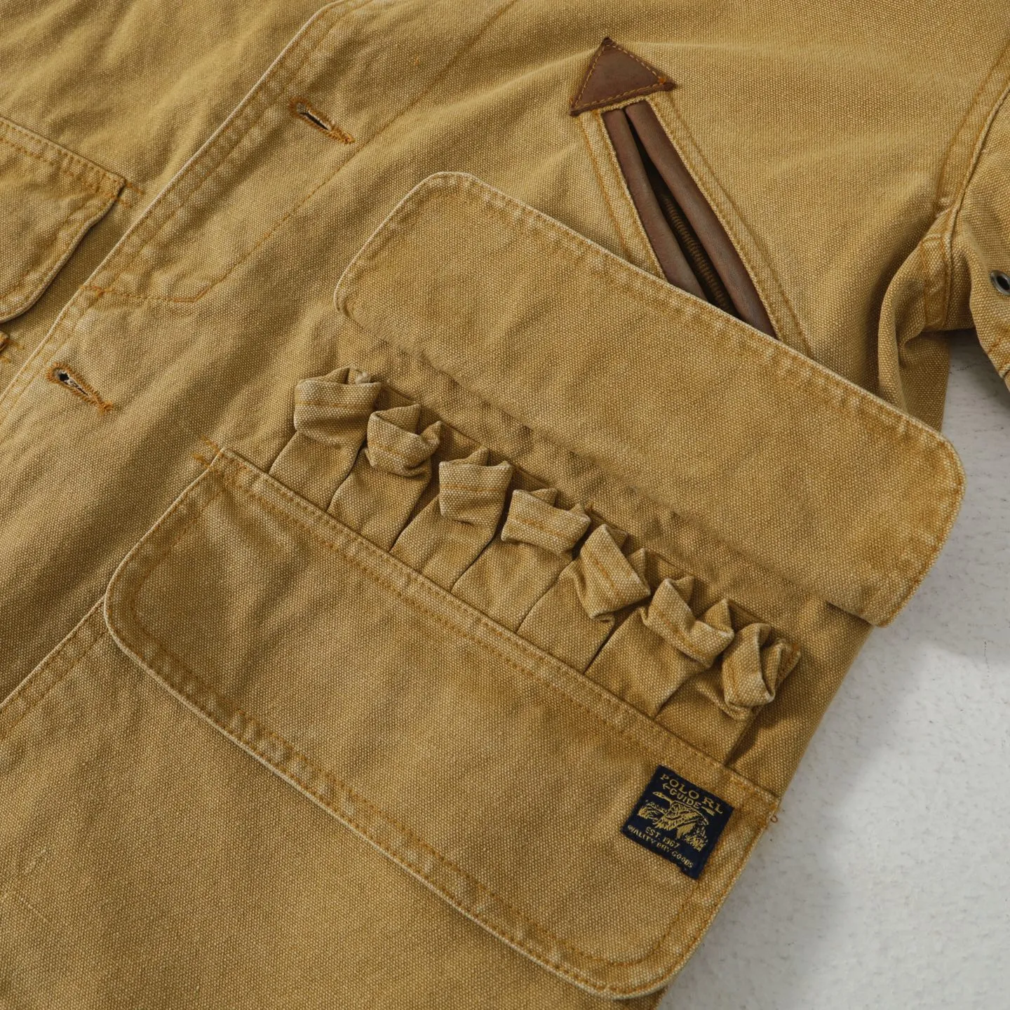 P490 #R13 Ralph Lauren Polo Country Hunting Heavy Industry Second-hand Jacket POLO Ralph Lauren 25th Spring New Casual Splicing Versatile Jacket WMPOOTWN Top is light and soft to wear, which is also a very popular Barn style recently. The version is very correct, comfortable to wear and has a sense of style at the same time. The splicing details are also very exquisite. The 100% pure cotton has just the right hardness and is not that stiff!! It is a very outstanding piece, and the texture and fit can be seen immediately on the upper body. This collection is fantastic, both in design and fabric. Retro and timeless Color: Khaki Size: M-XXL M: Bust 120 Length 72 Sleeve length 62 Shoulder width 49 L: Bust 124 Length 74 Sleeve length 63 Shoulder width 50